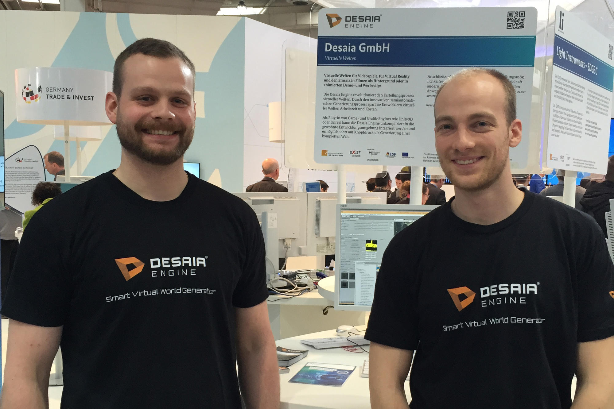 Damian Schmidt (li.) und Sebastian Marten vom Start-up Desaia an ihrem Stand auf der CeBIT.