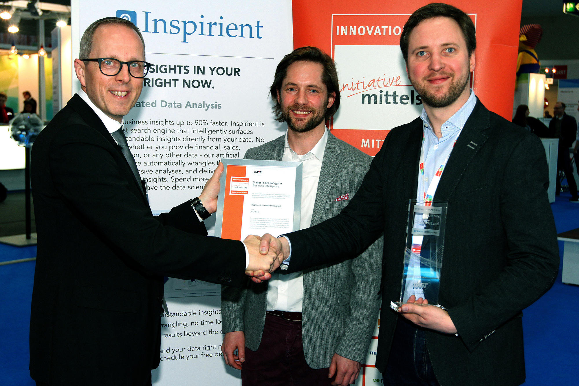 Rainer Kölmel, Geschäftsführer der Initiative Mittelstand, überreicht Guillaume Aimetti und Georg Wittenburg (v.l.n.r.) von Inspirient den „Innovationspreis-IT“ in der Kategorie „Business Intelligence“.