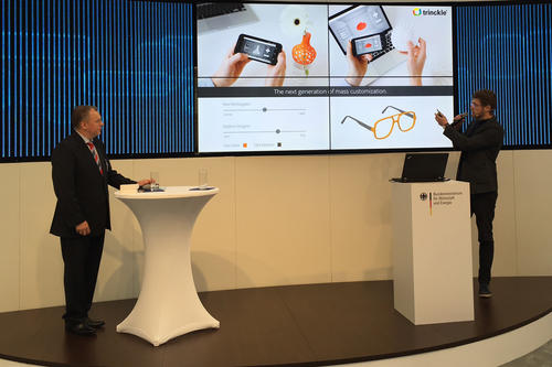 Ole Bröcker von „trinckle 3D“ (rechts) präsentiert das Start-up auf der Bühne am Stand des Bundesministeriums für Wirtschaft und Energie.