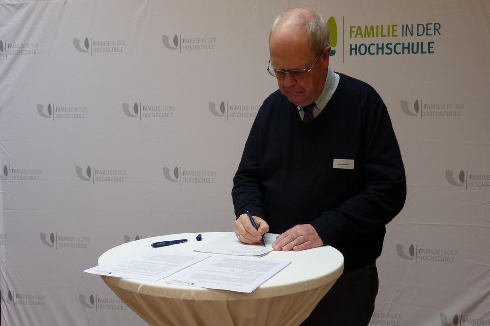 Matthias Dannenberg, ständiger Vertreter der Kanzlerin der Freien Universität Berlin,  bei der Unterzeichnung der Satzung.