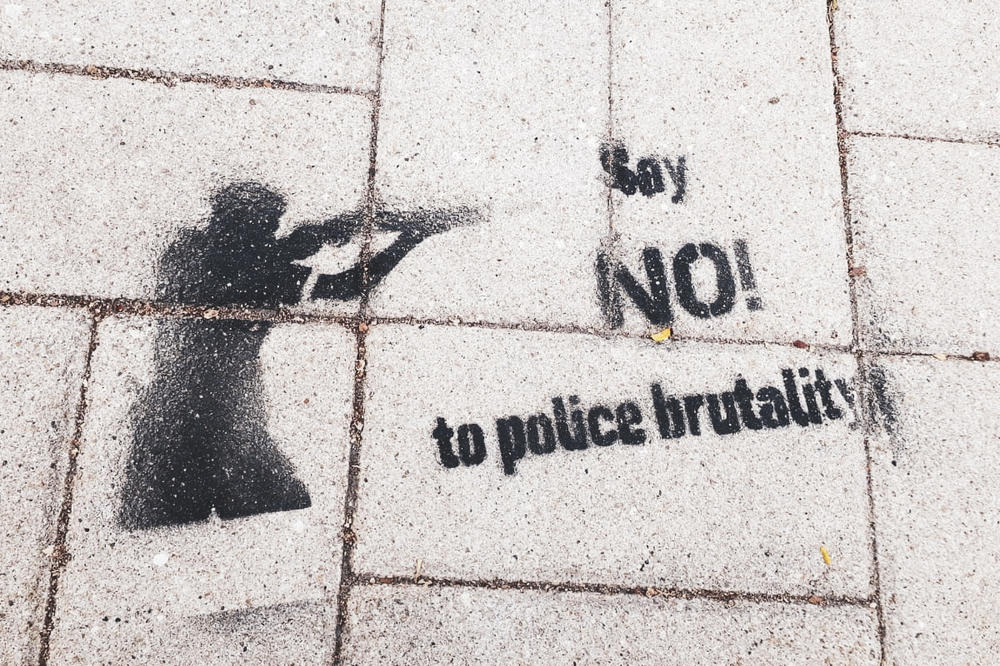 Nein zu Polizeigewalt: Graffiti in der Stadt und auf dem Campus.