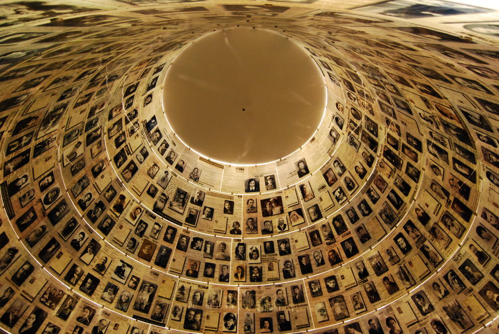 Die Halle der Namen in Yad Vashem erinnert an die Opfer des Holocausts. Die Kuppel mit den Bildern vieler Opfer wird ergänzt durch ein Rondell schwarzer Aktenorder, in denen die Gedenkblätter Millionen Ermordeter aufbewahrt werden. 