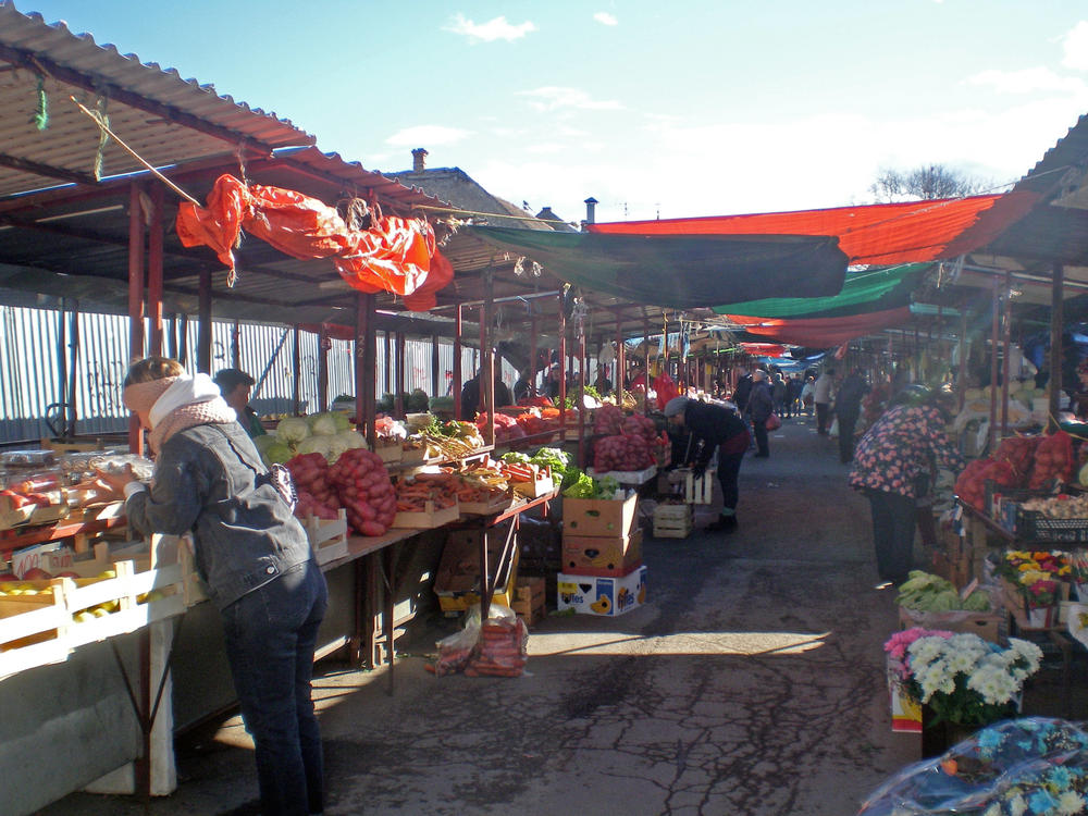 Auf einem Bauernmarkt in Sombor kauft Sonja Poschenrieder frisches Gemüse und Ajvar.