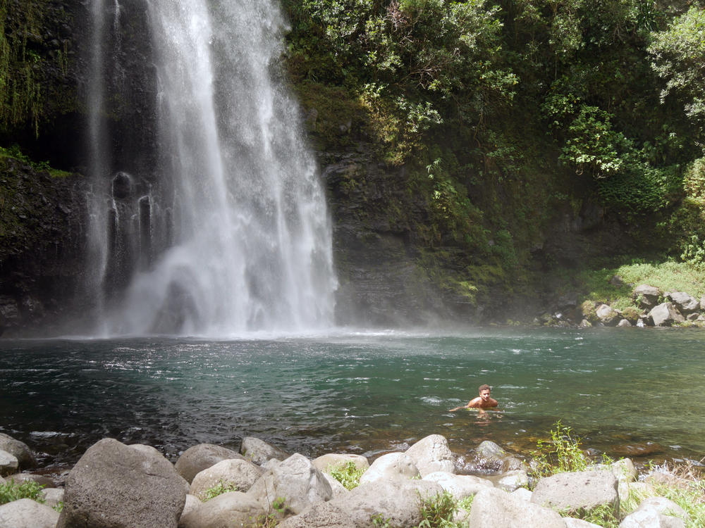 Auch nach Monaten konnte Elias Aguigah auf der kleinen Insel La Réunion immer wieder neue Ecken entdecken. Vor der Abreise schwamm er ein letztes Mal unter einem Wasserfall...