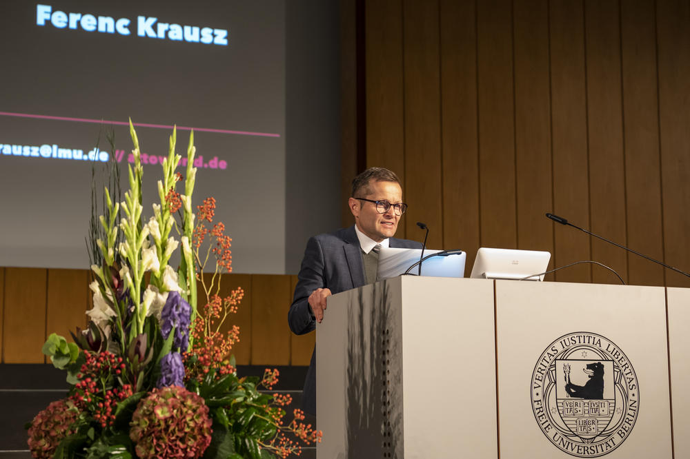 Prof. Dr. Ferenc Krausz hielt am 2. November 2022 im Max-Kade-Auditorium der Freien Universität Berlindie 21. Einstein Lecture.