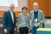 Prof. Dr. Peter Hegemann (r.) mit Dr. Christina Beck und Universitätspräsident Prof. Dr. Günter M. Ziegler.