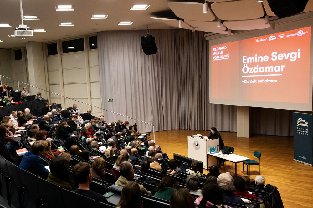 Vorlesung vor vollem Saal: die Schriftstellerin Emine Sevgi Özdamar hielt Ende November die Siegfried Unseld Vorlesung an der Freien Universität Berlin.