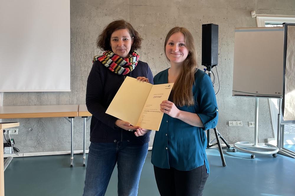 Andrea Güttner, Kanzlerin der Freien Universität (mdWb), überreichte allen ihr Zertifikat, hier Anja Söhsel.