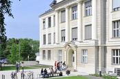 Von 1912 an haben Otto Hahn und Lise Meitner mehr als zwei Jahrzehnte in dem Gebäude in der Thielallee 63 geforscht. Heute beherbergt der Hahn-Meitner-Bau Teile des Instituts für Chemie und Biochemie.