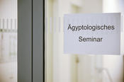 Das Ägyptologische Seminar befindet sich in dem Gebäudekomplex an der Fabeckstr. 23-25.