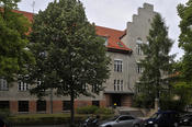 Das John-F.-Kennedy-Institut für Nordamerikastudien befindet sich in der Lansstraße 7-9 gegenüber des Museumszentrums Dahlem.