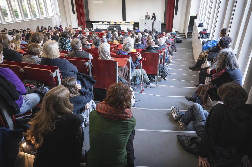A packed house: The event in the lecture hall in the Henry Ford Building was well attended by members of Freie Universität Berlin as well as the general public.
