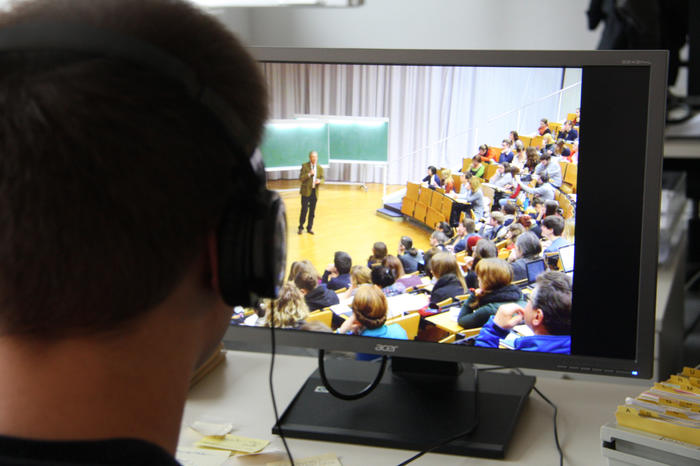 Statt im Hörsaal am Rechner: Studierende können die Einführungsvorlesung von Professor Gerhard de Haan am heimischen Computer verfolgen.
