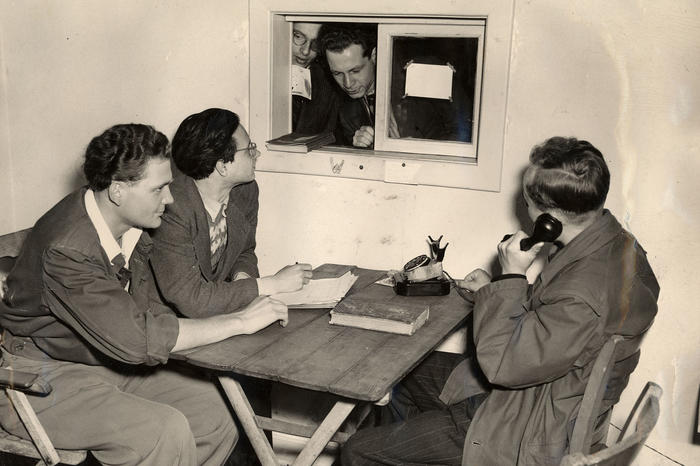 24. Juli 1948: Das provisorische Immatrikulationsbüro ist noch äußerst karg möbliert. Im Verlauf der ersten Woche lassen sich 1200 Studierwillige provisorisch registrieren.
