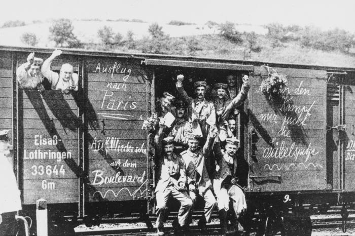 Auf dem Weg an die Front: deutsche Soldaten während des Ersten Weltkriegs.