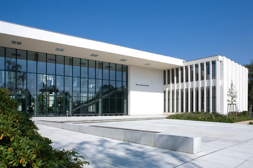 Der Henry-Ford-Bau der Freien Universität Berlin, nach dem Entwurf der Architekten Franz Heinrich Sobotka und Gustav Müller