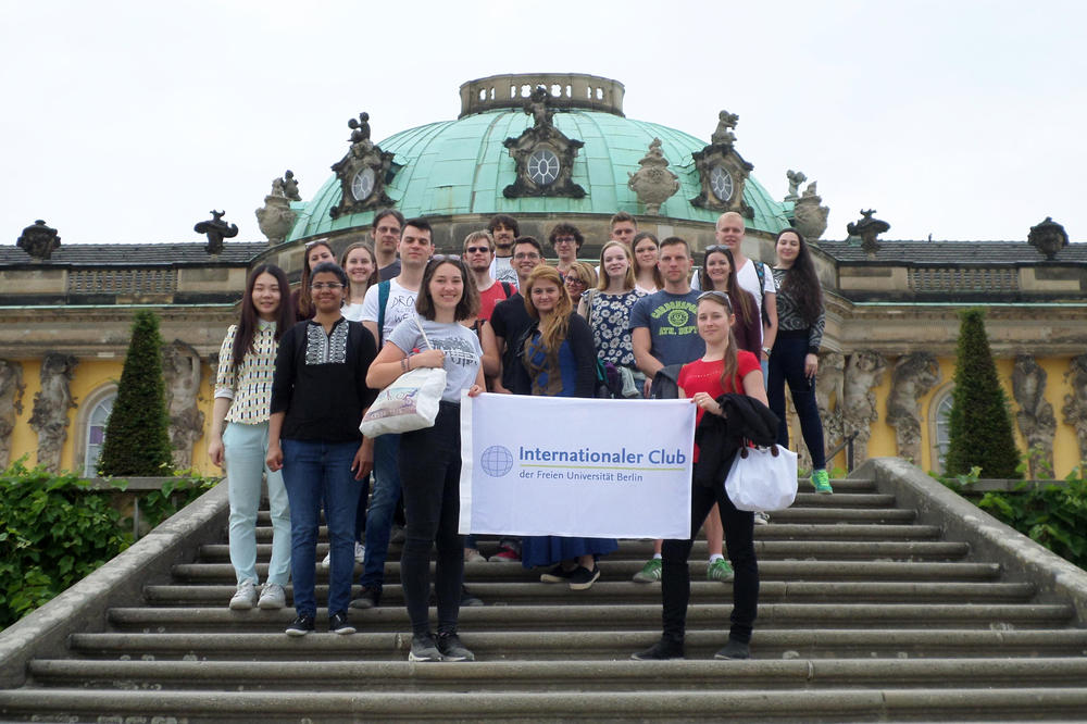 Mitglieder des Internationalen Clubs der Freien Universität während eines Ausflugs nach Potsdam vor Schloss Sanssouci.