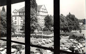 In den fünfziger Jahren: Blick von der Empore im ersten Stock des Henry-Ford-Baus auf den Ehrenhof und die Boltzmannstraße 3. Heute fällt der Blick auch auf die...