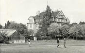 Blick auf die Boltzmannstraße 3: Das Foto wurde 1952 aufgenommen, kurz bevor das Hörsaalgebäude Henry-Ford-Bau entstand.
