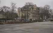 Auf der früheren Wiese wurde der Ehrenhof angelegt, das Hörsaalgebäude (im Rücken des Fotografen) selbst wurde zwischen 1952 und 1954 erbaut. Rechts neben der Boltzmannstraße 3 steht der Neubau des Fachbereichs Rechtswissenschaft.
