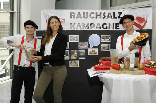 Stand des Funpreneur-Projekts „Rauchsalzkampagne“ bei der Abschlussveranstaltung in der IHK Berlin (v.l.n.r.: Marcel Schnabel, Nora Eichelbaum, Marco Dellermann).