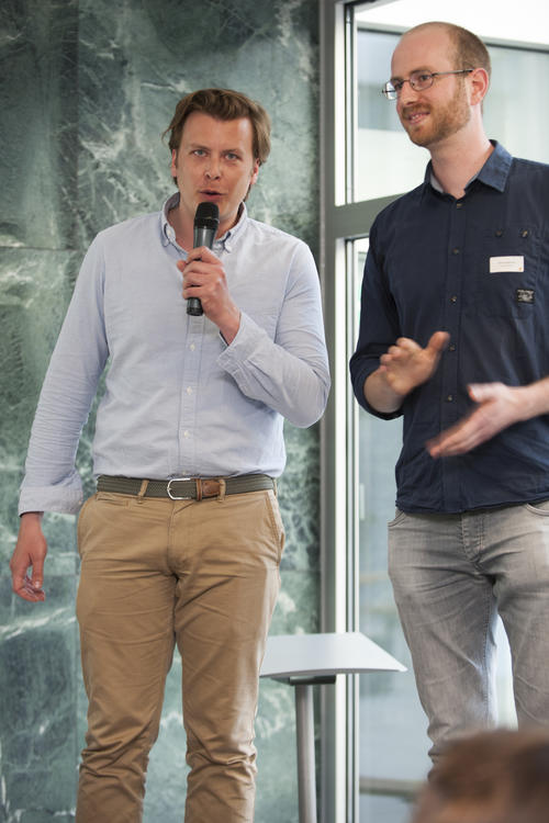 Michael Tegtmeier (links) und Otto König (rechts) von Turbit Systems optimieren mit ihrer Software Windenergieanlagen.