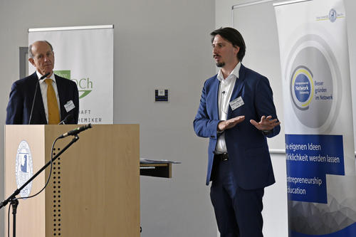 Prof. Dr. Hannes Rothe (rechts) moderierte gemeinsam mit dem ehemaligen australischen Diplomaten und Berater für Umweltpolitik Paul Hohnen (links) die Schlussveranstaltung des Innovationsmarathons.