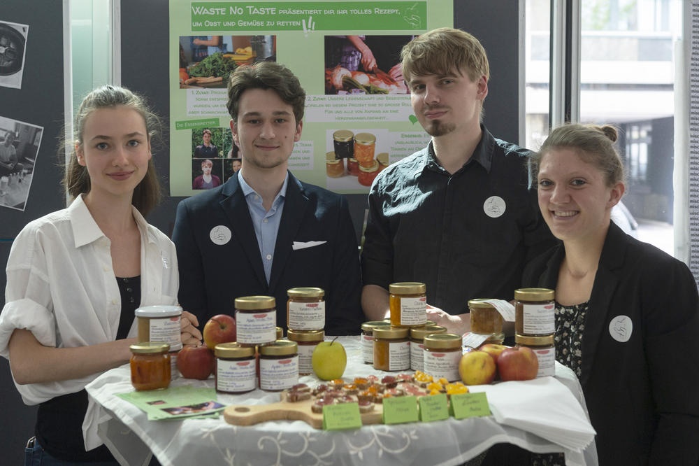 Nachhaltig und lecker: Alina Schmitz, Levent Vorpahl, Tobias Hoffmann und Melanie Schmidt (v.l.n.r.) kochten Marmelade aus Früchten, die Händler normalerweise als Abfall aussortieren.