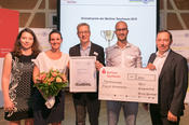 Als Finalisten wurden Amelie Wiedemann (2.v.l.) und Daniel Fodor (4.v.l.) mit einem Preisgeld von 500 Euro belohnt. Julia Rosendahl (1.v.l.), Professor Günther M. Ziegler (3.v.l.) und Michael Jänichen (5.v.l.) überreichten die Auszeichnung.
