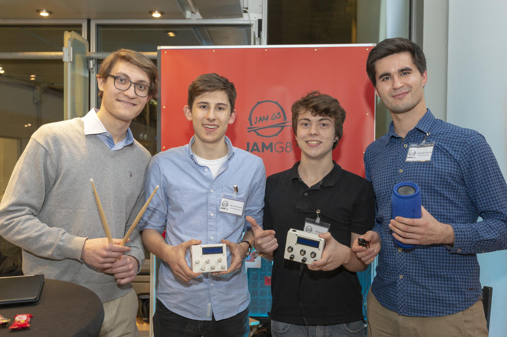 Nikolas Wagner Bozzolo, Marc Moosreiner, Rafael Prado und Sebastian Schmidt (v.l.n.r.) von Jam G8 wurden mit dem ersten Platz ausgezeichnet.