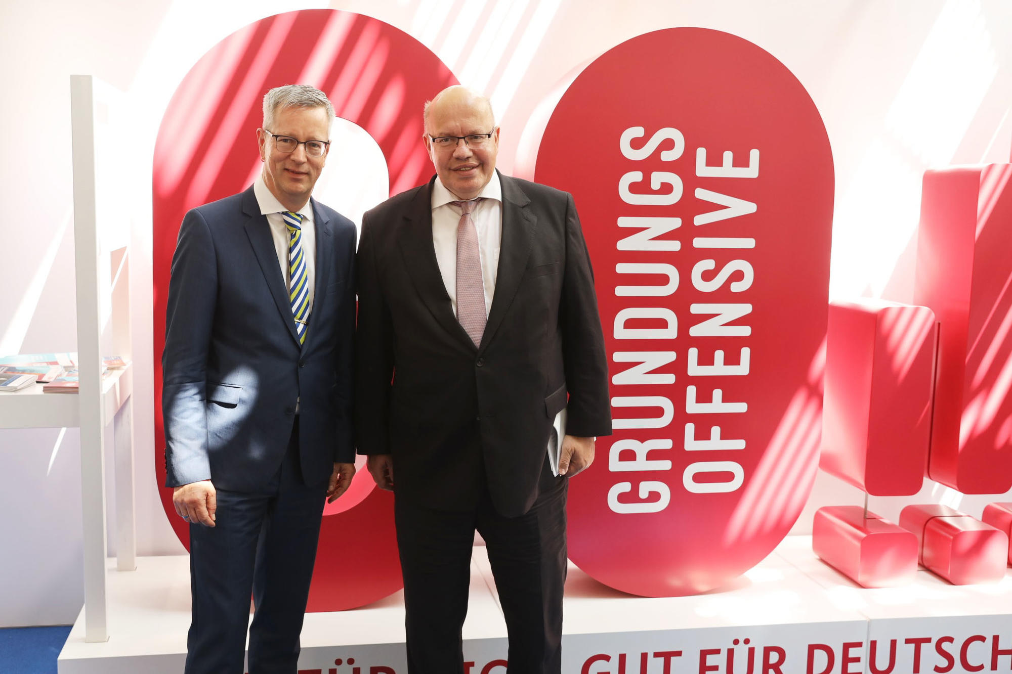 Universitätspräsident Günter M. Ziegler (links) betonte im Grußwort zur Veranstaltung mit Peter Altmaier (rechts), dass Ausgründungen aus der Wissenschaft sehr von den Initiativen des Bundeswirtschaftsministeriums profitieren.