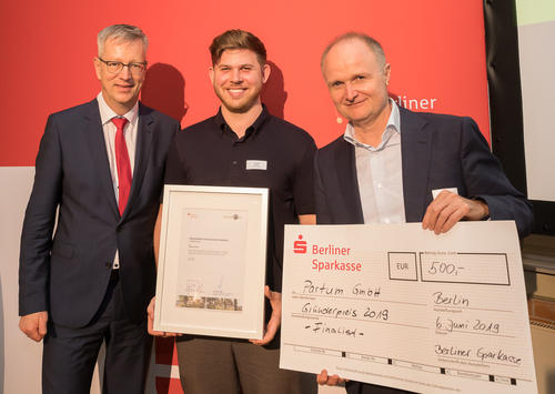 Fabian Müller (Mitte) von Construyo nahm Glückwünsche zur Finalteilnahme von Günter M. Ziegler (l.) und Christian Segal (r.) entgegen.