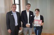 Olaf Schulz, Leiter Firmenkunden bei der Berliner Sparkasse, überreichte die Auszeichnung für den zweiten Platz in der Kategorie Digital & Technologies an Sandra Kostic (r.) und Tim Ohlendorf (Mitte) von Student eCard.