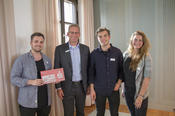 Olaf Schulz (2.v.l.), Leiter Firmenkunden bei der Berliner Sparkasse, gratulierte auch Chris Steden (l.), Max Schubert (2.v.r.) und Stefanie Hohenberg (r.) von Zaja zum dritten Platz in der Kategorie Digital & Technologies.