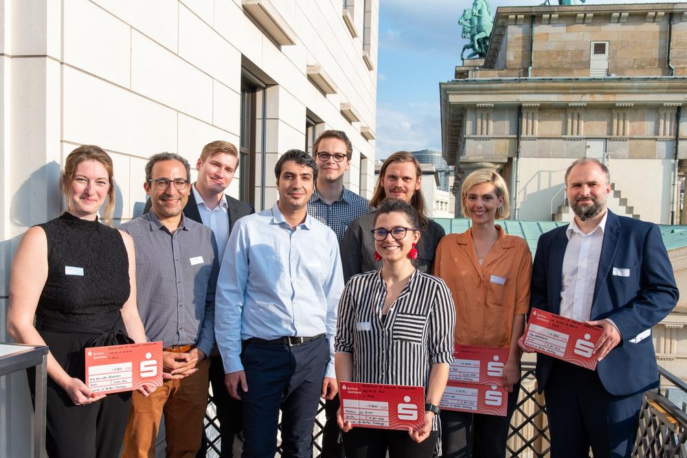 Gruppenbild der Teilnehmenden der Research to Market Challenge auf dem Balkon des Max-Liebermann-Hauses am Brandenburger Tor