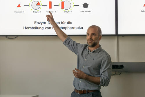 Ingmar Schuster gestekuliert während der Beamer-Präsentation seines Start-ups Exazyme