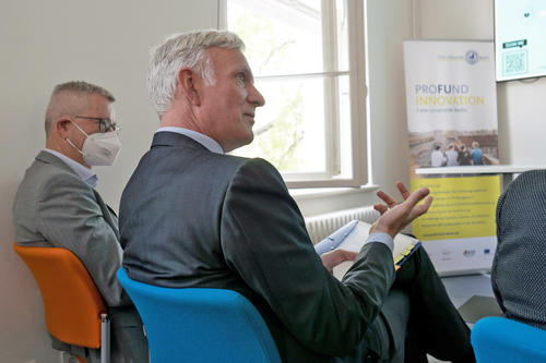 Wirtschaftssenator Stephan Schwarz und Universitätspräsident Günter M. Ziegler im Publikum während der Unternehmenspräsentationen