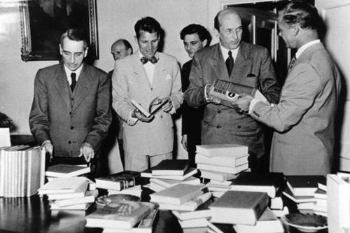 Der Direktor der Care-Organisation in den USA, Donald A. Ostrander (rechts) übbergibt 1952 eine Bücherspende. Neben ihm Rektor Prof. Dr. Freiherr von Kress.