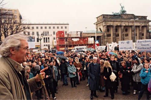 1997: Prof. Dr. Johann W. Gerlach, Präsident der Freien Universität, auf einer Demonstration vor dem Brandenburger Tor