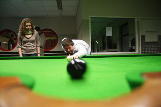 Alexander Tutschek, Leiter des Snooker-Kurses, zeigt Sabrina Wendling den fachmännischen Umgang mit Queue und Bälllen