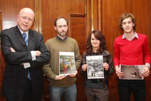 Die Gewinner des Fotowettbewerbs: (v.r.n.l) Georg Hubmann, Franziska Hauser, Michael Riefler bei der Preisverleihung mit dem Präsidenten Prof. Dieter Lenzen