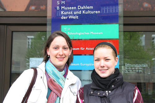 Für Nicole O’Brien (links) und ihre Freundin Bianca Baker rundete ein Besuch im Ethnologischen Museum die interkulturelle Woche ab.
