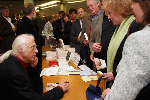 Der Soziologe und Schriftsteller Horst Bosetzky, ebenfalls Alumnus der Freien Universität und besser bekannt als -ky-, signierte im Anschluss der Festveranstaltung seine Romane