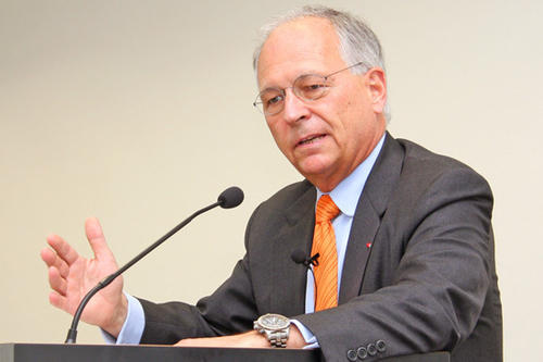 Wolfgang Ischinger, Leiter der Münchner Sicherheitskonferenz, bei seinem Vortrag im Henry-Ford-Bau der Freien Universität