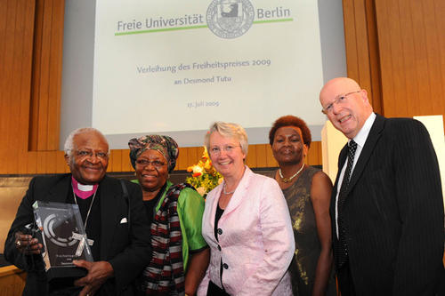 v.l.n.r.: Desmond Tutu mit seiner Frau, Annette Schavan, Bundesministerin für Bildung und Forschung, Mbuyane Mokone, Gesandte, Botschaft der Republik Südafrika, Prof. Dieter Lenzen, Präsident der Freien Universität
