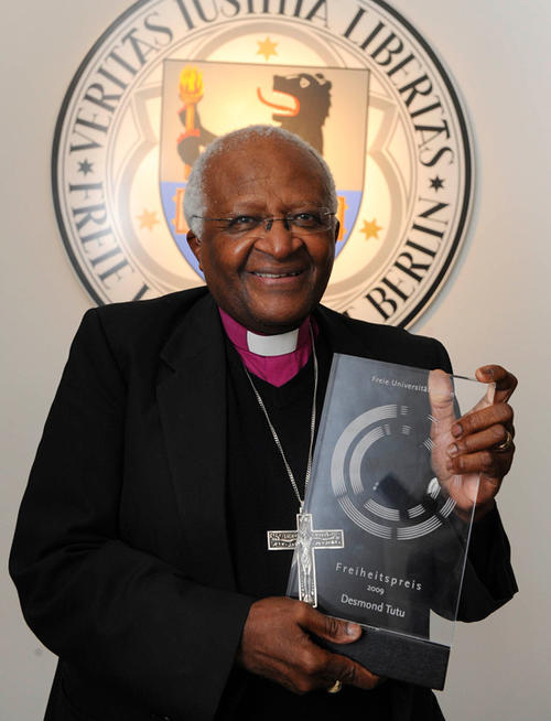 Desmond Tutu mit dem Freiheitspreis vor dem Siegel im Präsdium der Freien Universität