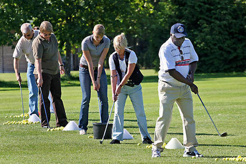 Erste Versuche mit Eisen und Putter: Beim ersten Alumni-Golfturnier der Freien Universität konnten interessierte Anfänger ihre Fähigkeiten auf dem Golfplatz erproben