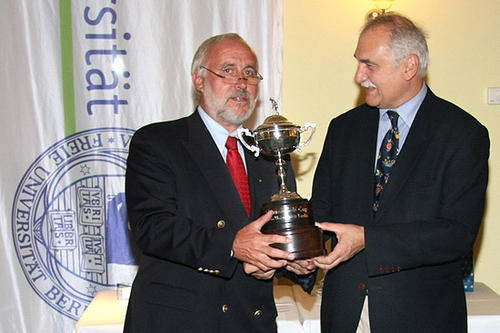 Golfturniergewinner Professor Rolf Kalff (links), der an der Freien Universität Medizin studierte, bekam den Pokal vom Kanzler der Freien Universität, Peter Lange (rechts) überreicht
