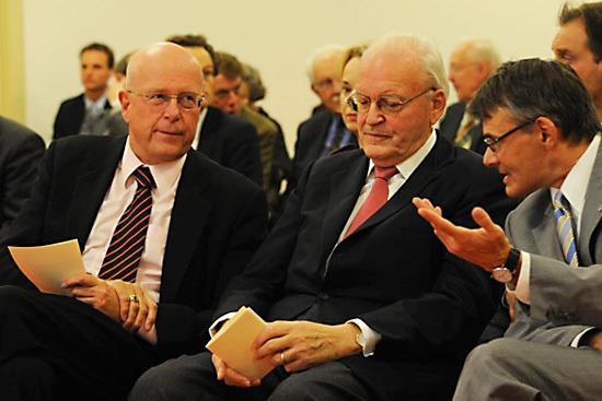 v.l.n.r.: Der Präsident der Freien Universität Prof. Dr. Dieter Lenzen, Alt-Bundespräsident Roman Herzog, der Dekan des Fachbereichs Politik- und Sozialwissenschaften Prof. Dr. Klaus Beck