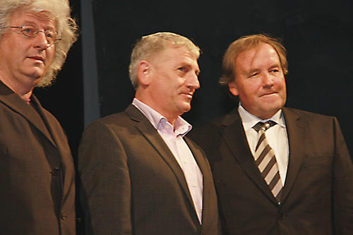 Arnold Stadler (Mitte) ist diesjähriger Kleist-Preisträger. Links: Laudator Péter Esterházy, rechts: Günter Blamberger, Präsident der Heinrich-von-Kleist-Gesellschaft